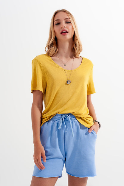 T-shirt amarela com gola ampla em tecido de mistura de linho