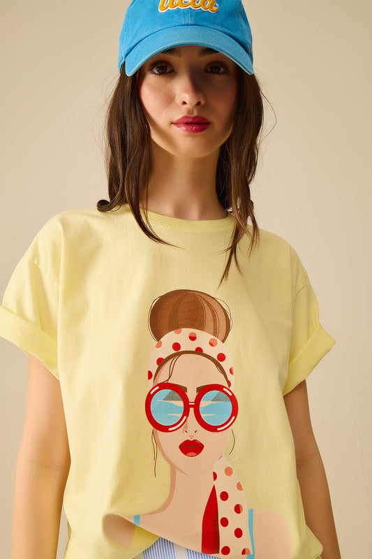 Q2 T-shirt amarela fabricada em Itália com um gráfico de rapariga vintage