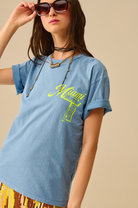 Q2 T-shirt azul com impressão do logótipo de Miami em amarelo