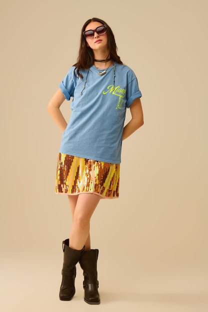 Camiseta azul com impressão do logótipo de Miami em amarelo