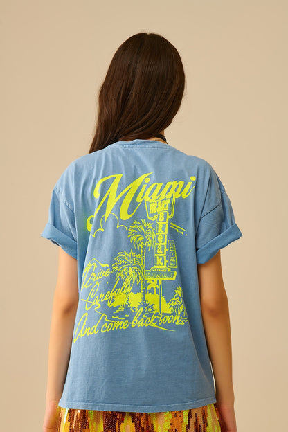 Camiseta azul com impressão do logótipo de Miami em amarelo
