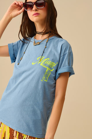 Camiseta azul com impressão do logótipo de Miami em amarelo
