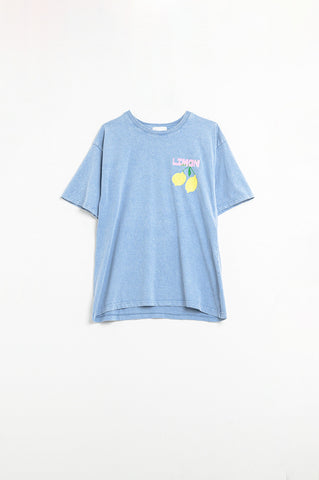 T-shirt azul descontraída com estampado de limão