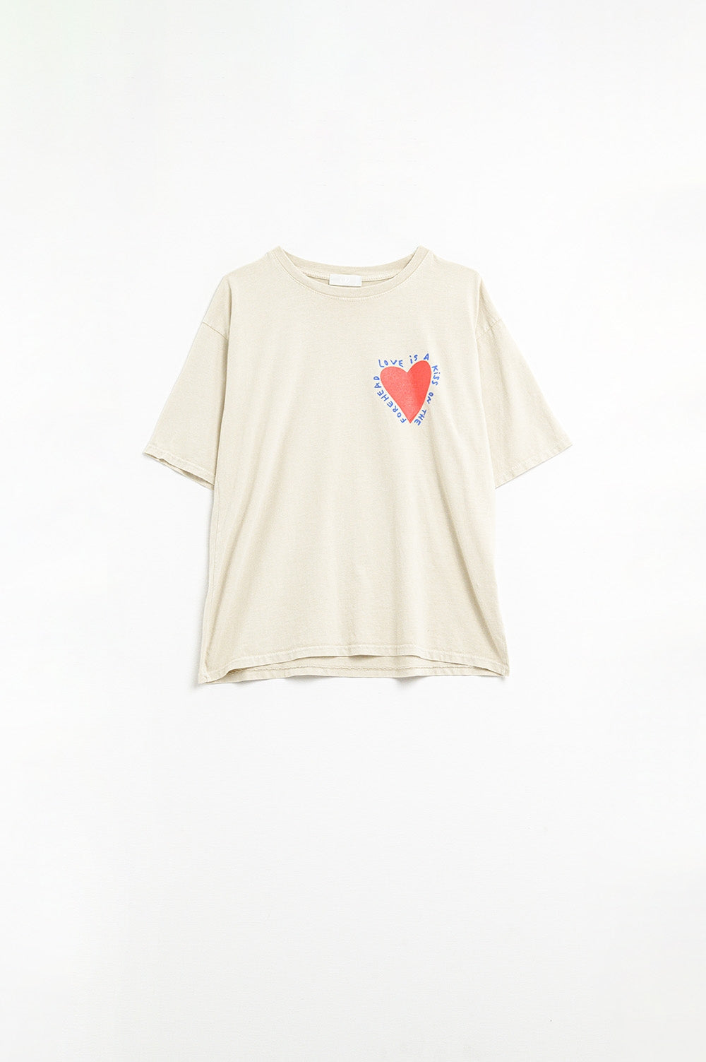 Q2 T-shirt bege descontraída com um desenho de um coração na frente e nas costas