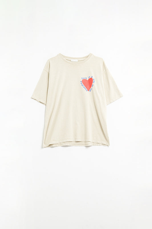 Q2 T-shirt bege descontraída com um desenho de um coração na frente e nas costas