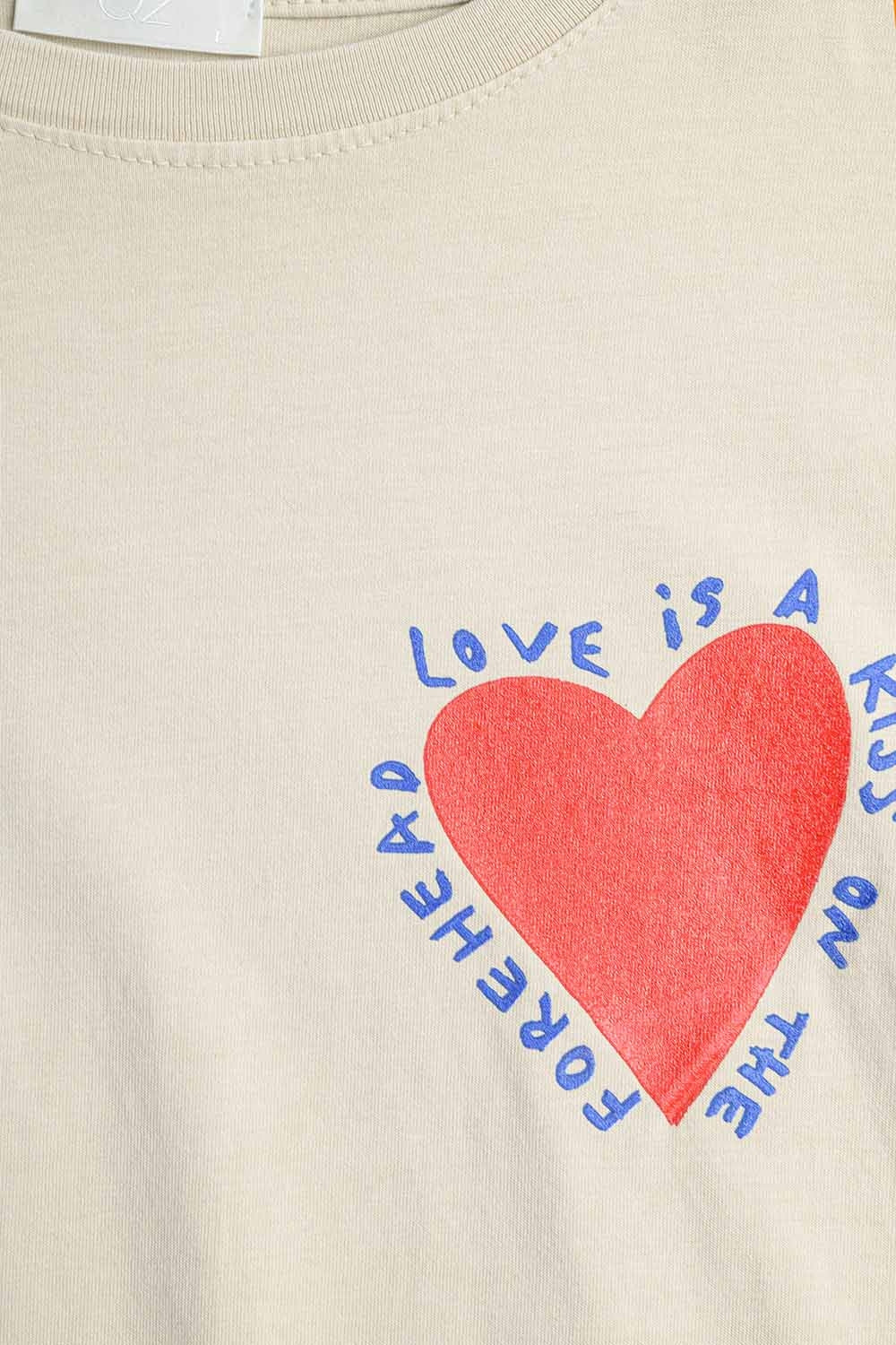 T-shirt bege descontraída com um desenho de um coração na frente e nas costas