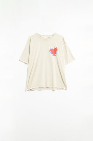T-shirt bege descontraída com um desenho de um coração na frente e nas costas