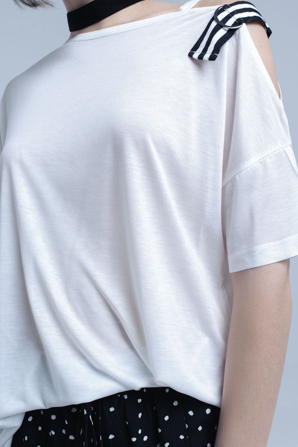 T-shirt branca com um ombro aberto