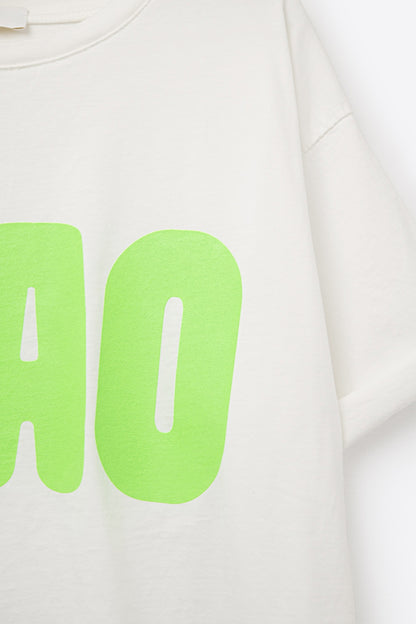 Camiseta branca descontraída CIAO com letras verdes