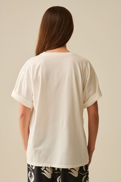 Camiseta branca descontraída CIAO com letras verdes