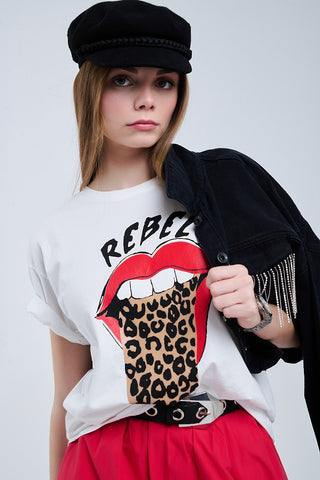 T-shirt branca descontraída com estampado gráfico Rebel e Lips
