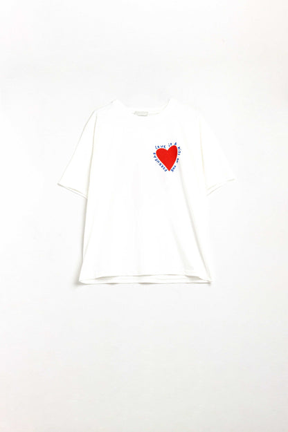 T-shirt branca descontraída com um desenho de um coração na frente e nas costas