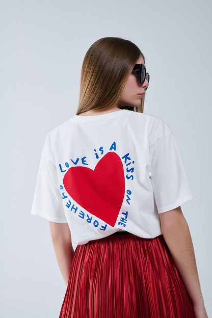 T-shirt branca descontraída com um desenho de um coração na frente e nas costas