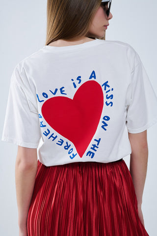 T-shirt branca descontraída com um desenho de um coração na frente e nas costas