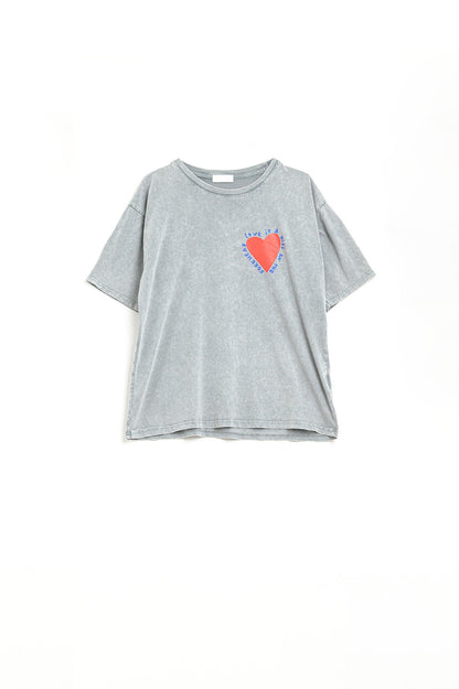 Q2 T-shirt cinzenta com um desenho de um coração na frente e nas costas
