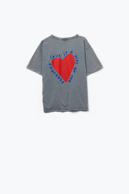 T-shirt cinzenta com um desenho de um coração na frente e nas costas