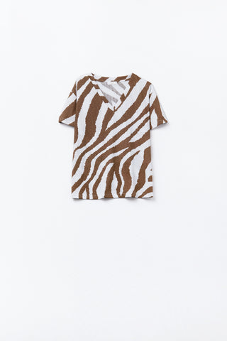 Camiseta com decote em V e estampado de zebra camel