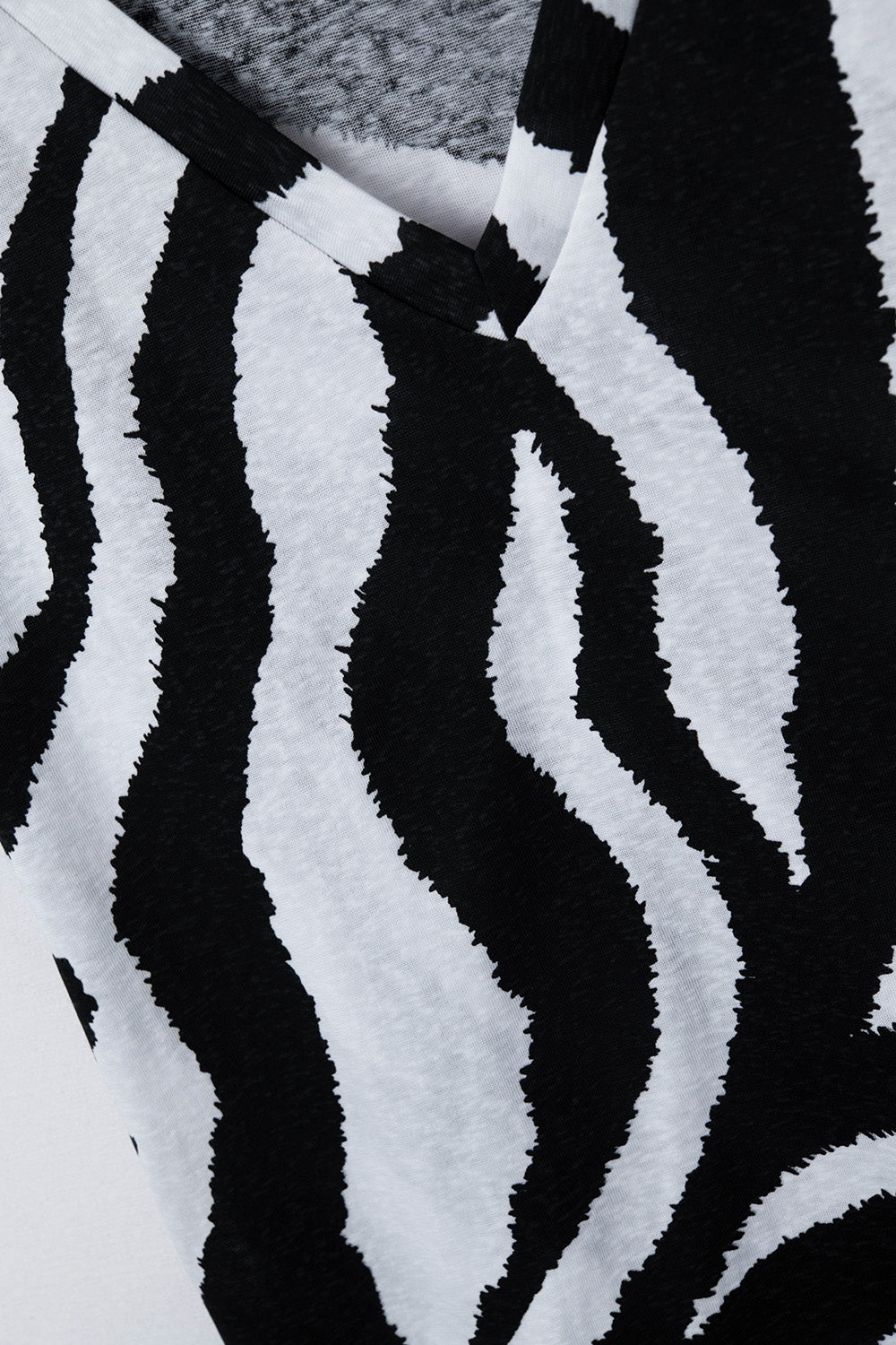 Camiseta com decote em V e estampado de zebra preto