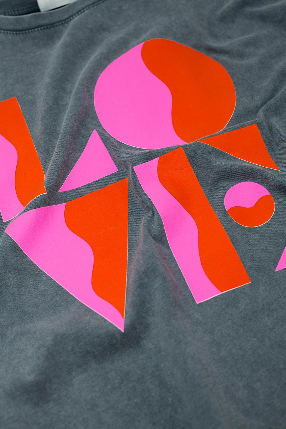 Camiseta com estampado digital art déco LOVE em cinza