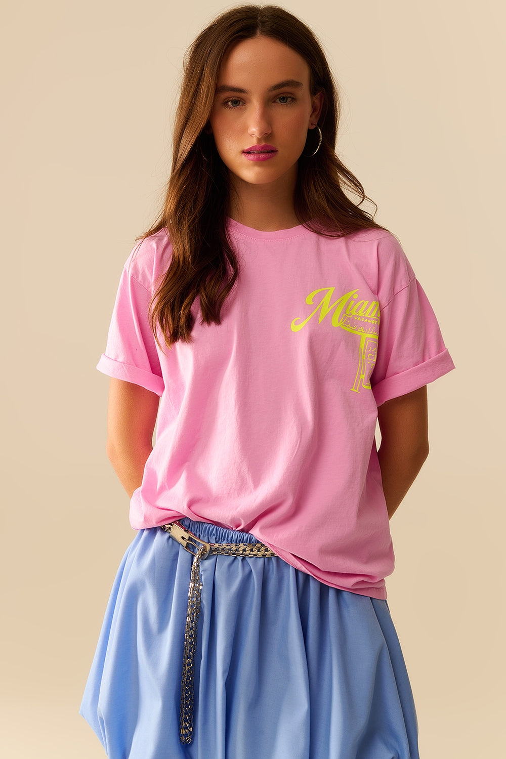 Camiseta cor-de-rosa com impressão do logótipo de Miami em amarelo