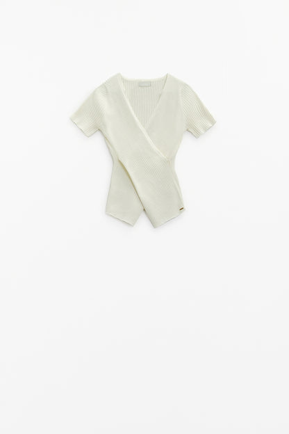 T-shirt creme com frente cruzada e decote em V