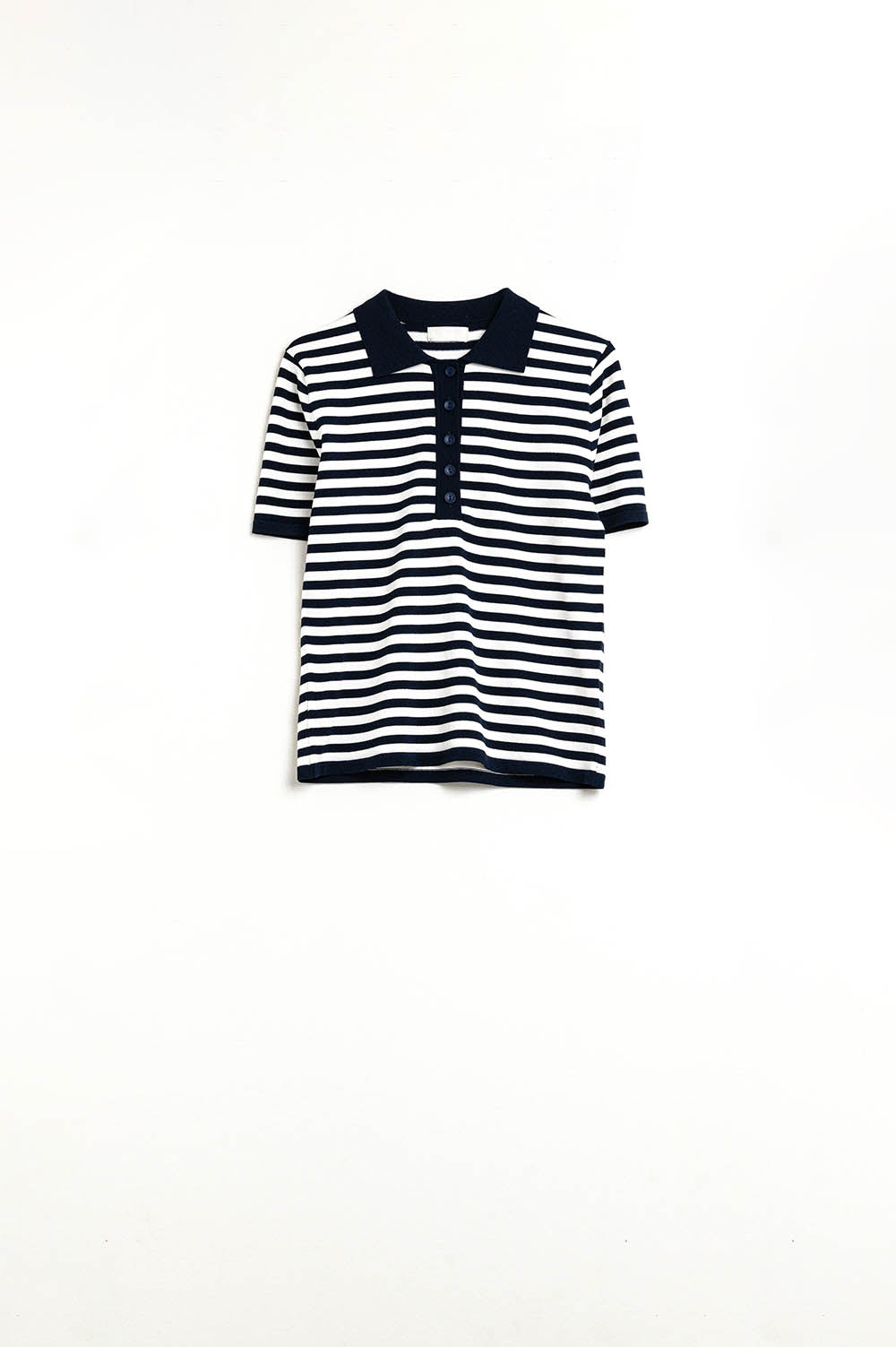 T-shirt pólo de malha às riscas brancas e marinhas