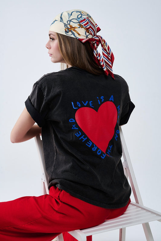 Q2 T-shirt preta com um desenho de coração na frente e na