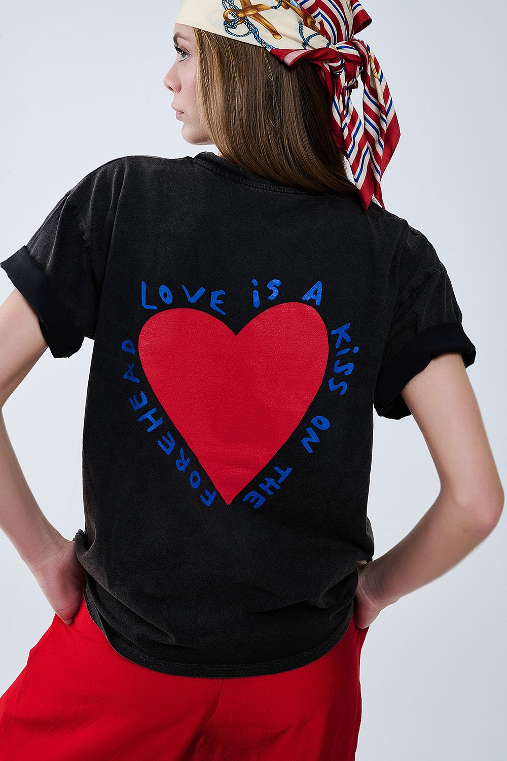 T-shirt preta com um desenho de coração na frente e nas costas