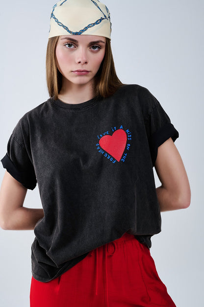 T-shirt preta com um desenho de coração na frente e nas costas