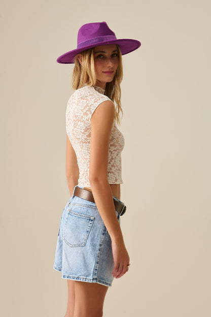 Camiseta romântica com renda e sem mangas em branco