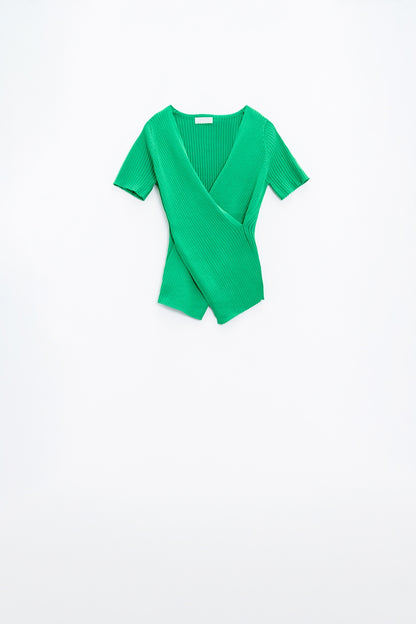 T-shirt verde com frente cruzada e decote em V