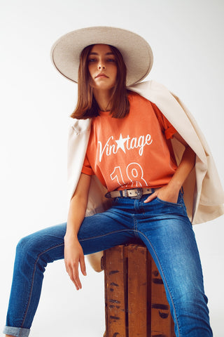 Camiseta com texto Vintage 18 em laranja