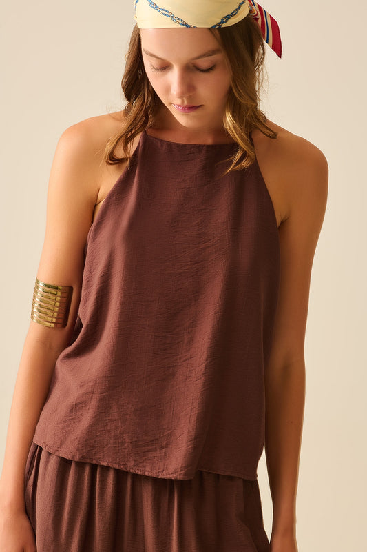 Q2 Top básico de verão com decote halter em marrom chocolate