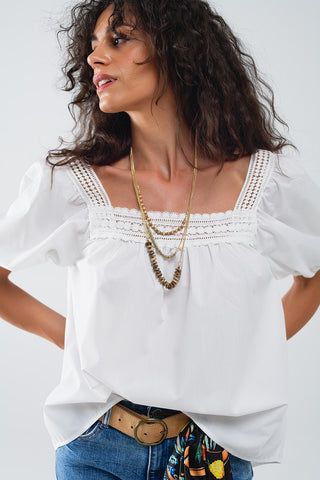 Top branco com decote quadrado e mangas curtas