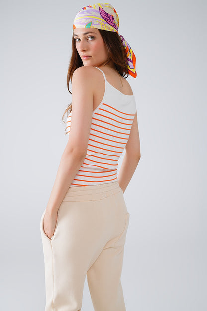 Top branco com riscas laranja e alças finas