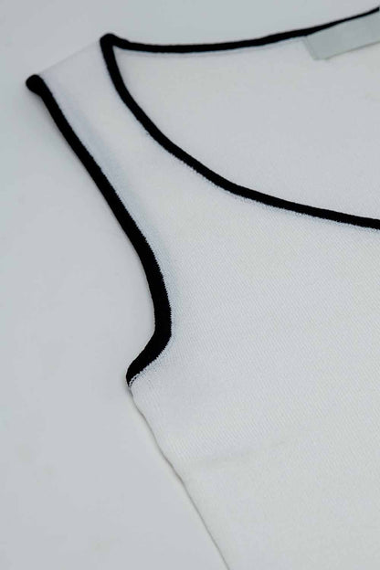 Top branco sem mangas com decote careca e acabamento preto