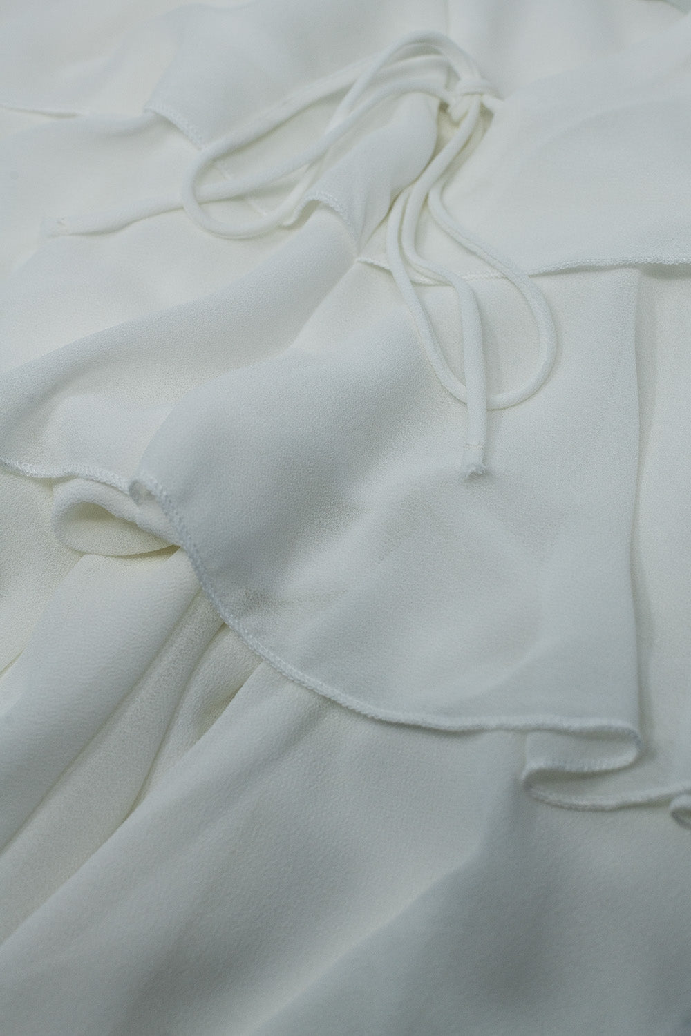 Top com folhos e alças finas em branco