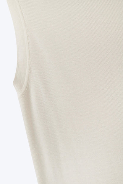 Top com gola redonda com nervuras em branco