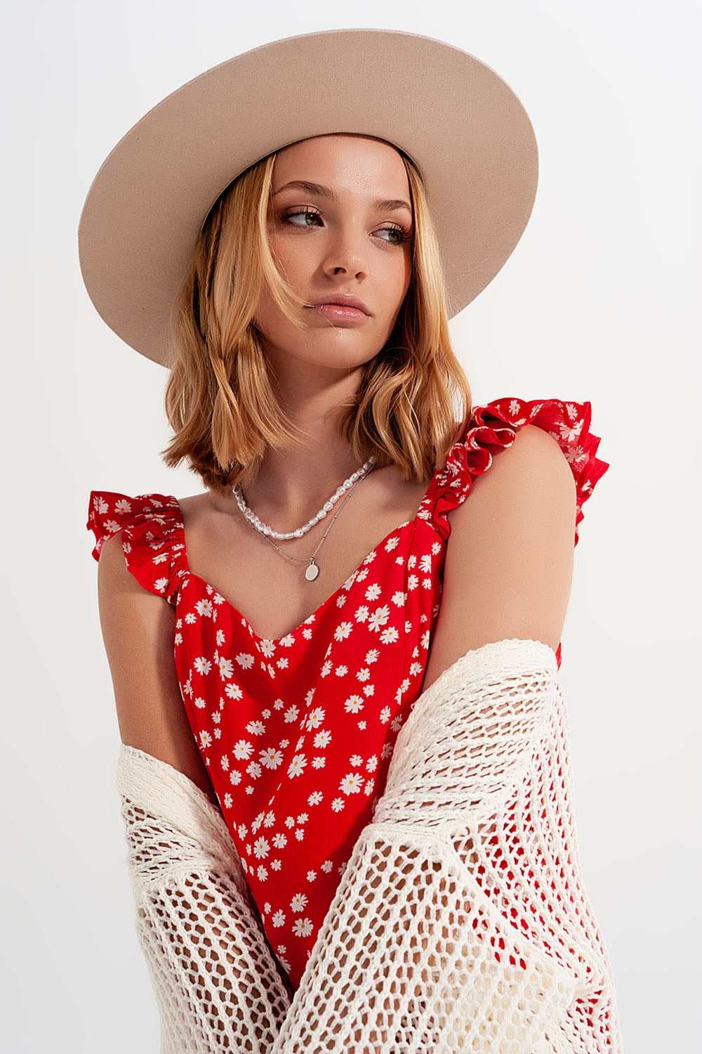 Top com tiras finas com rufos e estampas florais vermelhas