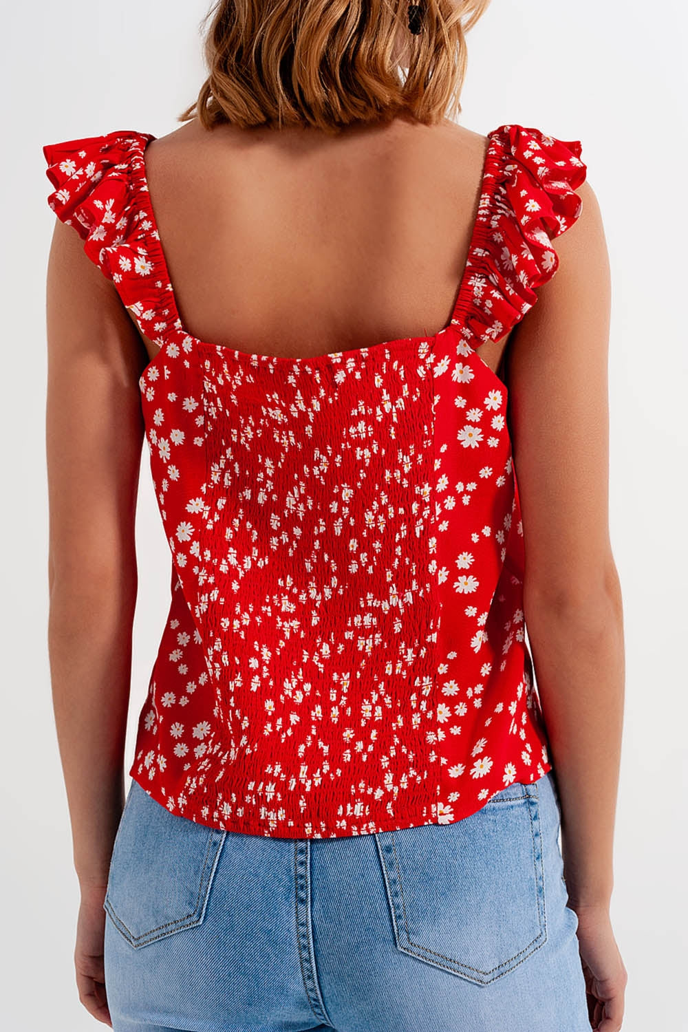 Top com tiras finas com rufos e estampas florais vermelhas