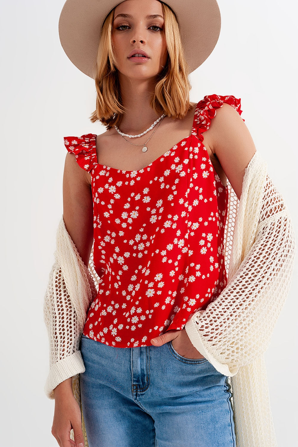 Top com tiras finas com rufos e estampas florais vermelhas