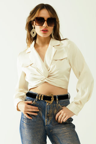 Top crop branco com decote em V mangas compridas e bolsos frontais
