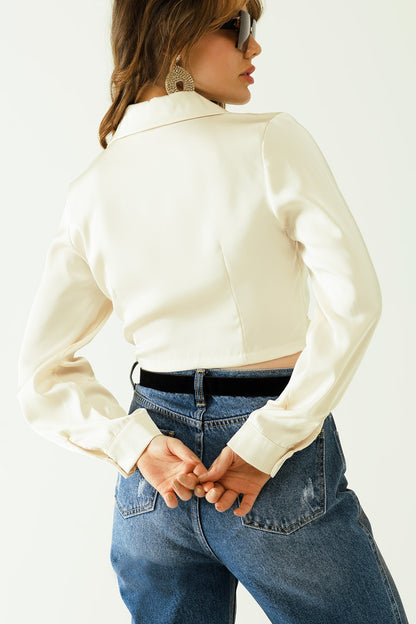 Top crop branco com decote em V mangas compridas e bolsos frontais