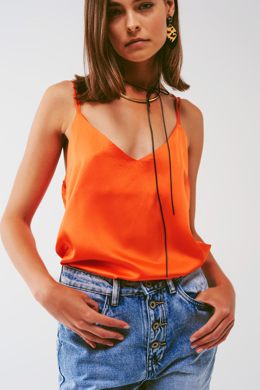 Top cropped com alças finas em laranja
