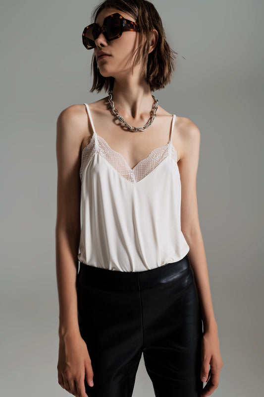 Q2 Top de detalhe de renda em creme