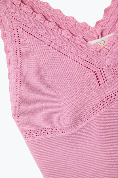 Top de malha canelada cor-de-rosa com decote em V recortado