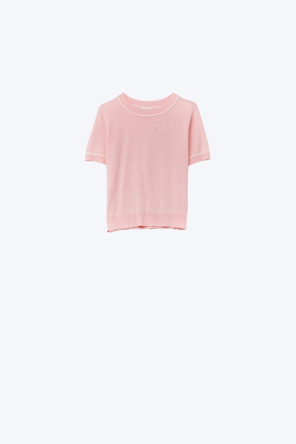 Q2 Top de malha de manga curta cor-de-rosa claro com acabamentos brancos em contraste