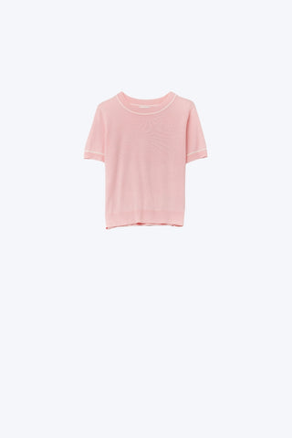 Top de malha de manga curta cor-de-rosa claro com acabamentos brancos em contraste