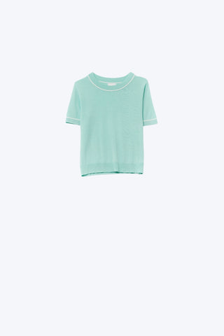 Top de malha de manga curta verde menta com acabamentos brancos em contraste