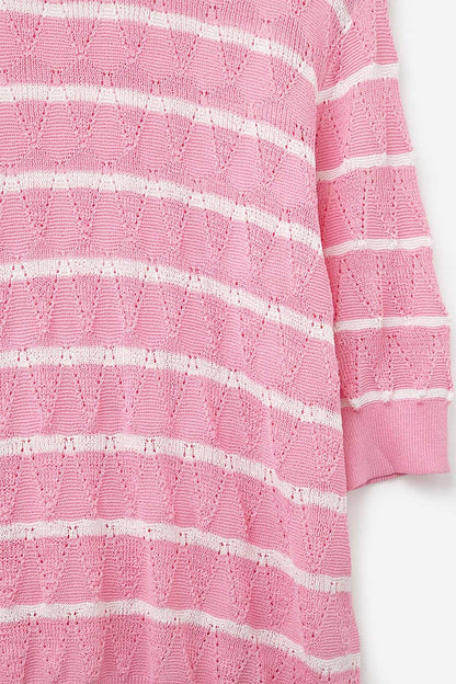 Top de malha rosa com mangas curtas e riscos brancos